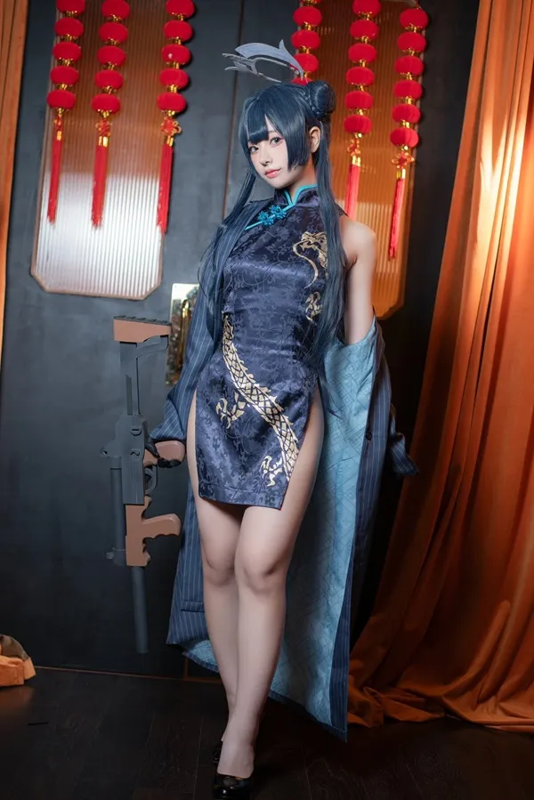 Ảnh amau ako sexy có một người phụ nữ đang tạo dáng cho bức tranh trong chiếc váy