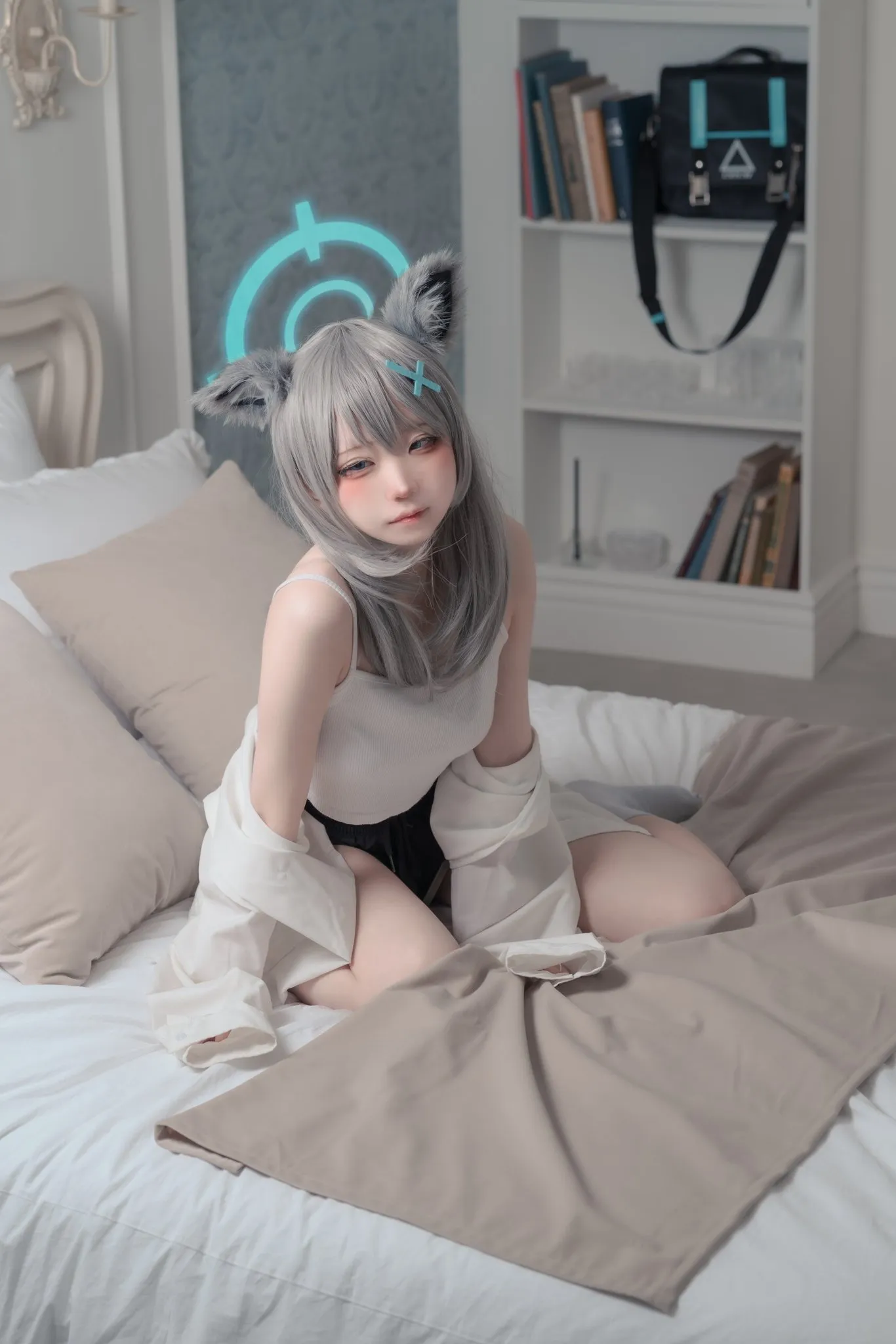 Ảnh amau ako sexy cô gái anime ngồi trên giường trong phòng có tủ sách nền