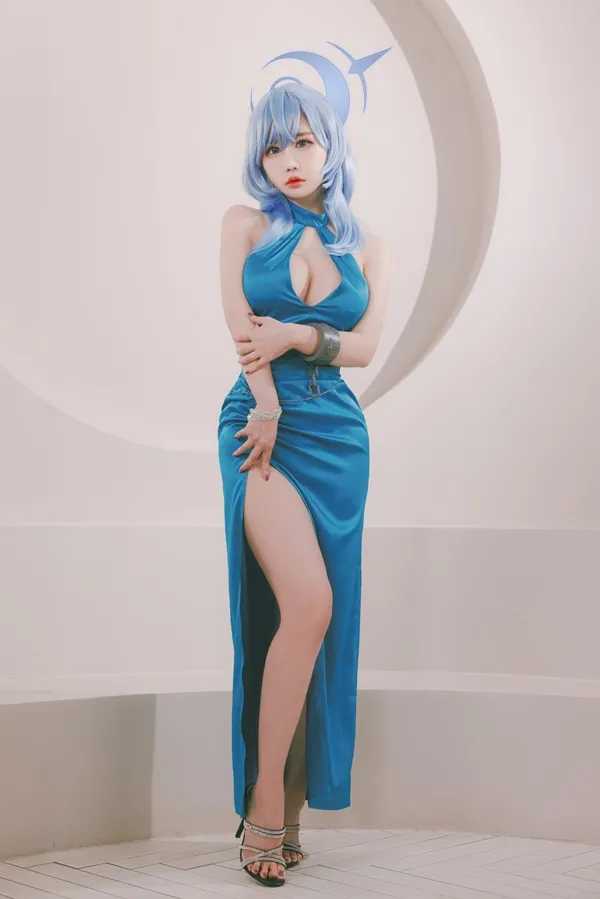 Ảnh amau ako sexy có một người phụ nữ mặc chiếc váy màu xanh chụp