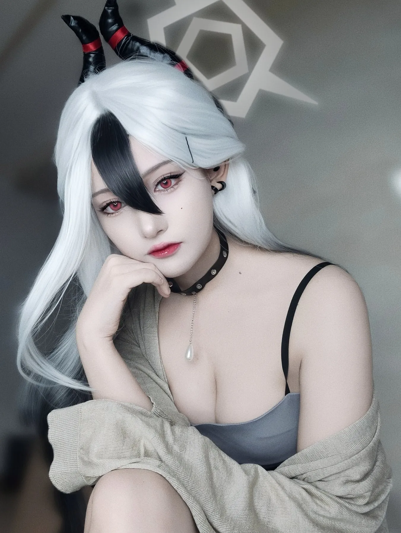 Ảnh amau ako sexy có một người phụ nữ mái tóc trắng và đen