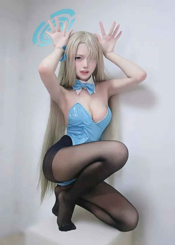 Ảnh amau ako sexy có một người phụ nữ mái tóc vàng dài tạo dáng cho bức tranh