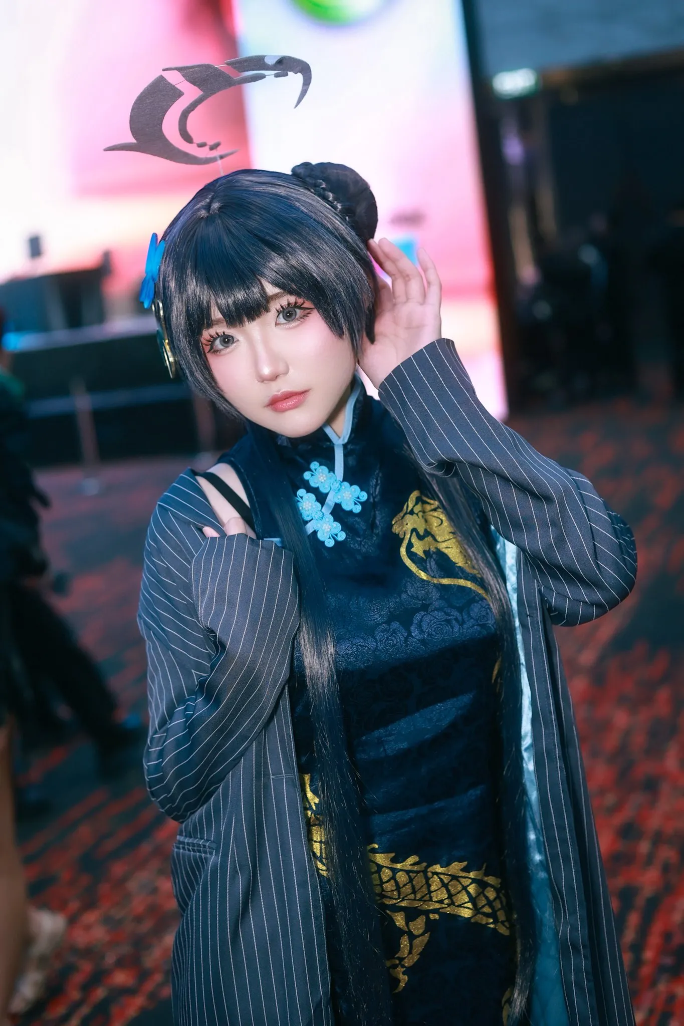 Ảnh amau ako vú bự đây là hình của một người phụ nữ mặc trang phục cosplay