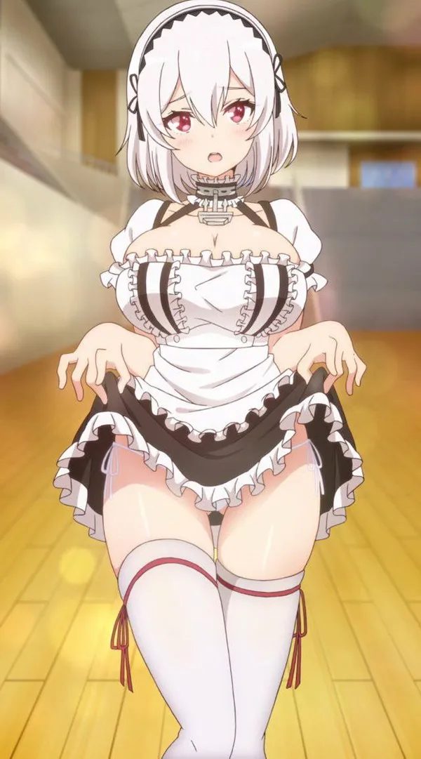 Ảnh azur lane hentai có một người phụ nữ mặc trang phục giúp việc đứng trên sàn gỗ