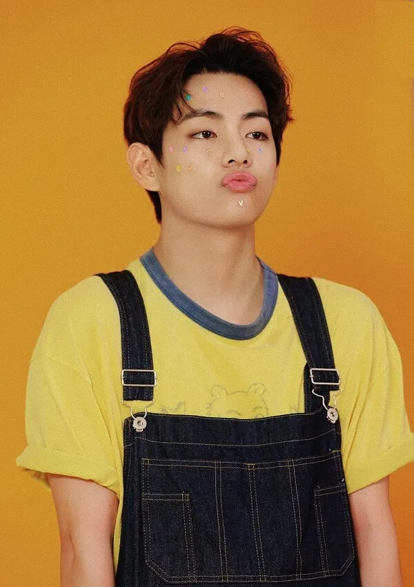 anh bts anh bts co mot chang trai tre mac ao lien quan va so mi mau