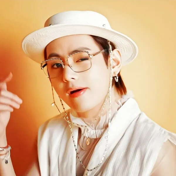 Ảnh bts có một người phụ nữ đội mũ và kính chụp