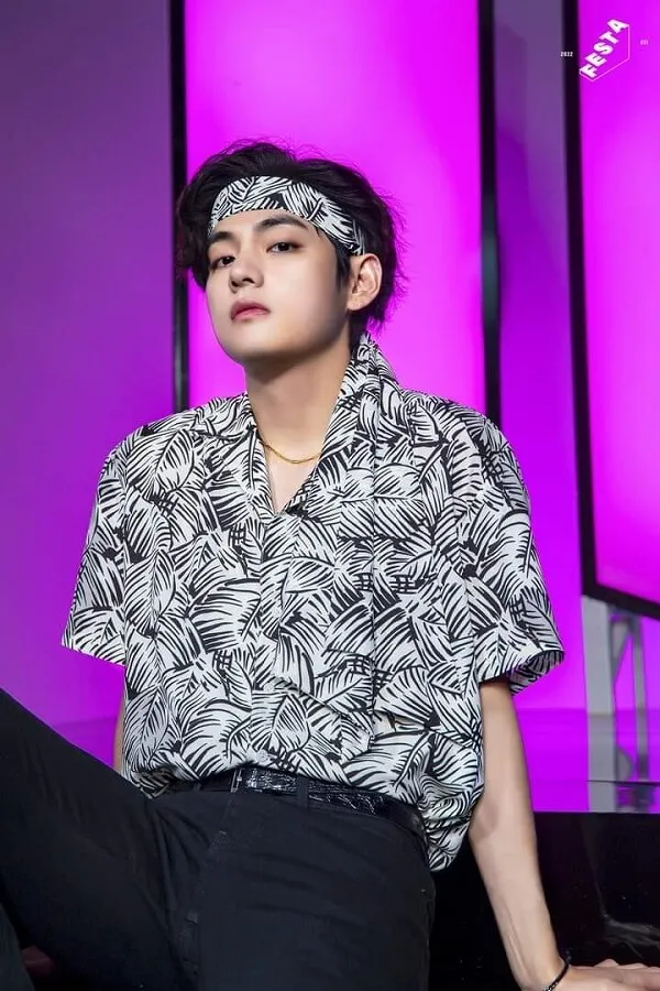 Ảnh bts cute có một người đàn ông mặc áo sơ mi đen trắng và quần