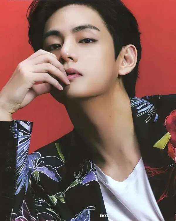 Ảnh bts cute đây là hình của một chàng trai trẻ mặc áo khoác hoa