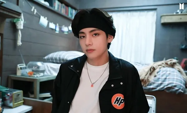 Ảnh bts cute có một người đàn ông đang đứng trong căn phòng với chiếc mũ