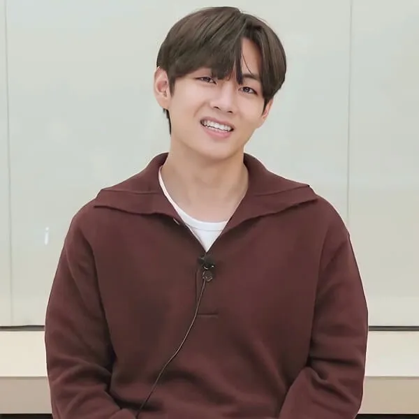 Ảnh bts cute có một người đàn ông đang ngồi xuống và mỉm cười với máy