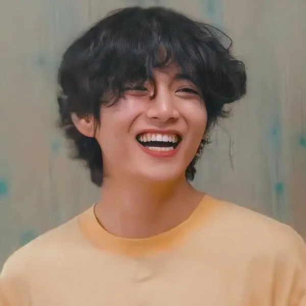 Ảnh bts đây là một cận cảnh của chàng trai trẻ với nụ cười trên khuôn mặt