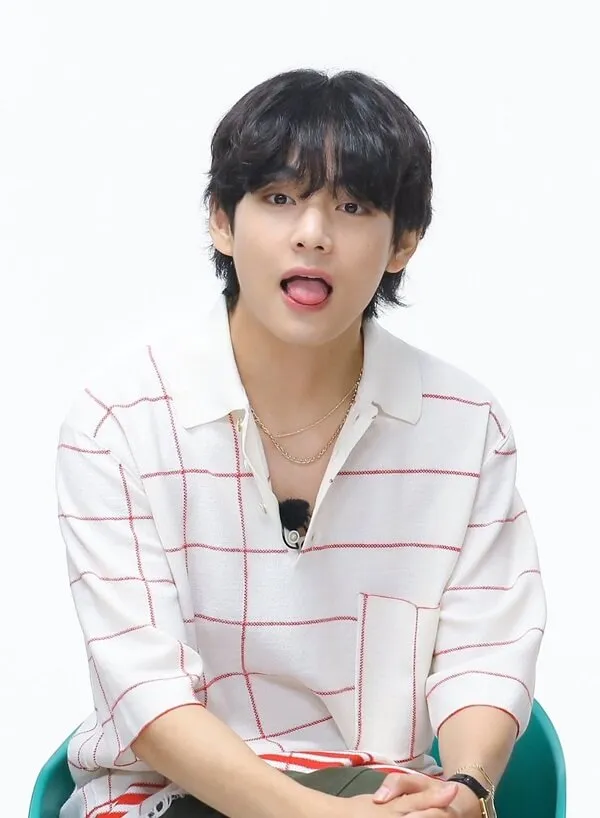 Ảnh bts ngầu có một chàng trai trẻ ngồi trên ghế với miệng mở