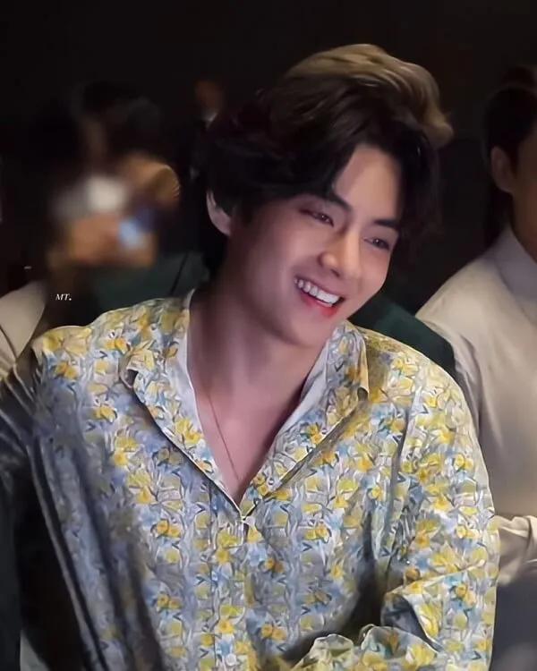 Ảnh bts ngầu có một người đàn ông ngồi trên bàn với đĩa thức ăn