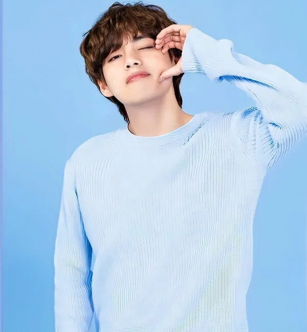Ảnh bts ngầu cận cảnh một người mặc áo len màu xanh