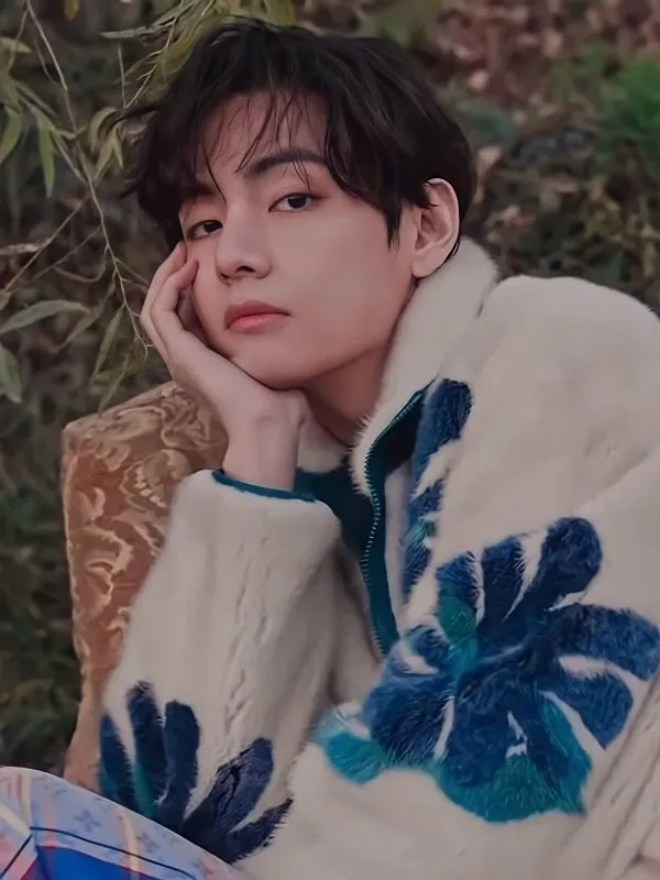 Ảnh bts ngầu có một chàng trai trẻ ngồi trên ghế với cằm