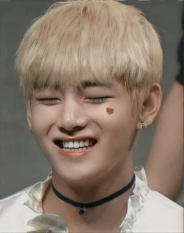 Ảnh bts ngầu một hình của chàng trai trẻ với nụ cười lớn trên khuôn mặt