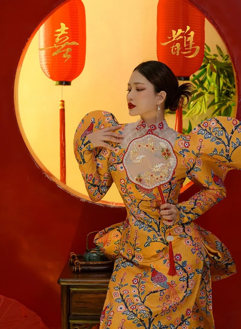 Dáng chụp ảnh tết có một người phụ nữ đang đứng trước gương