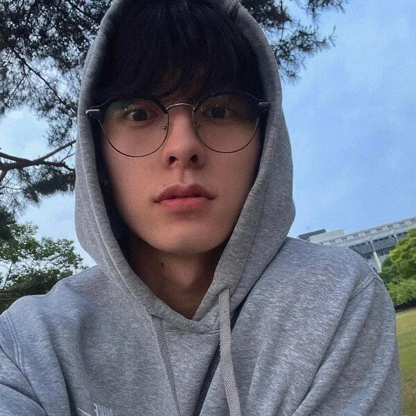 Ảnh trai đẹp 12 tuổi việt nam đây là cận cảnh của một người đeo kính và áo hoodie