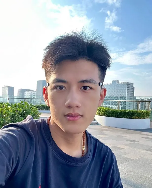 Hình ảnh trai đẹp 12 tuổi có một người đàn ông đang chụp tự sướng với điện thoại di động của mình