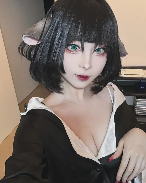Ảnh cosplay jane doe ai đó đang chụp tự sướng của một người phụ nữ mặc trang phục mèo