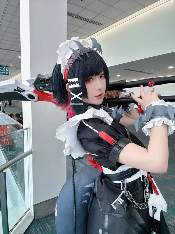 Ảnh jane doe sexy bộ cosplay anime mặc trang phục màu đen và trắng cầm một thanh kiếm