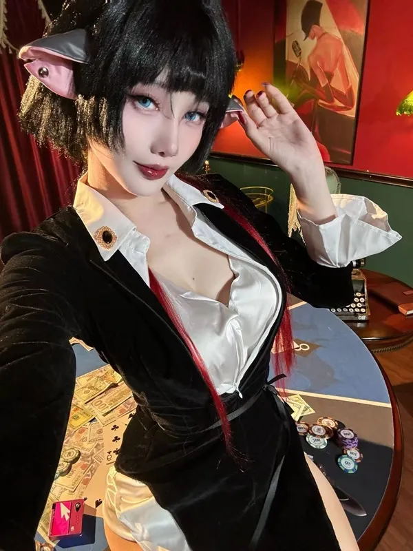 Ảnh jane doe sexy người phụ nữ mỉm cười mặc trang phục đen trắng tạo dáng cho một bức tranh