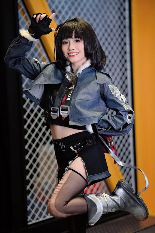Hình ảnh jane doe có một người phụ nữ tạo dáng chụp trong trang phục cosplay