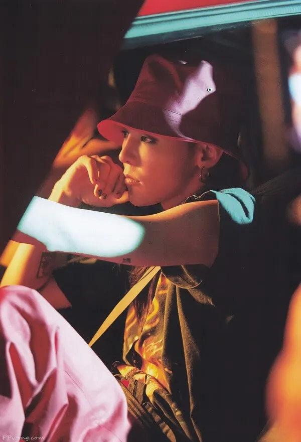Ảnh của g-dragon có một cậu bé đội mũ đỏ và cầm gậy bóng chày