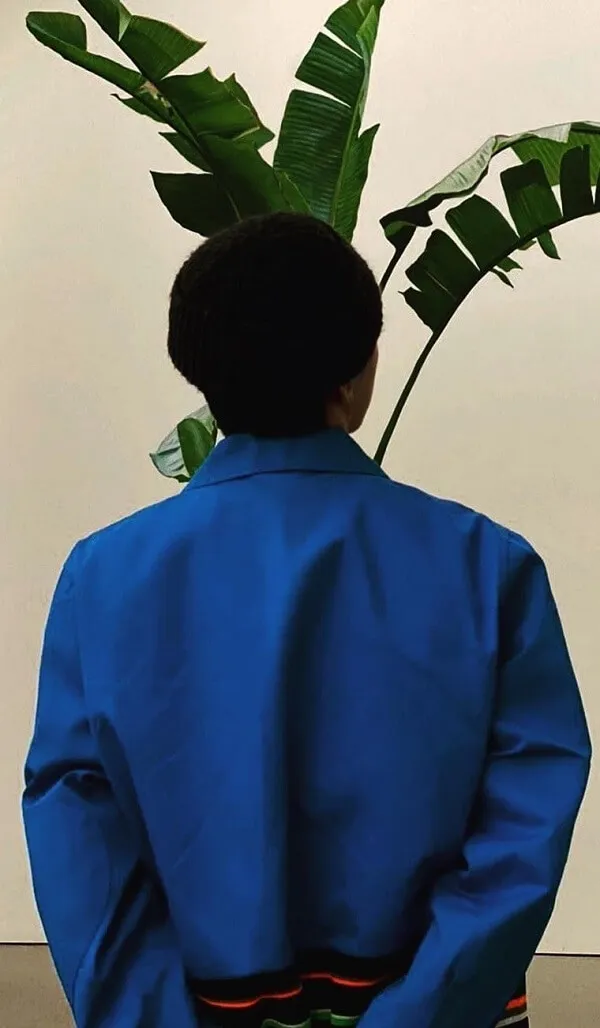 Ảnh của g-dragon có một người đàn ông đang đứng trước cây