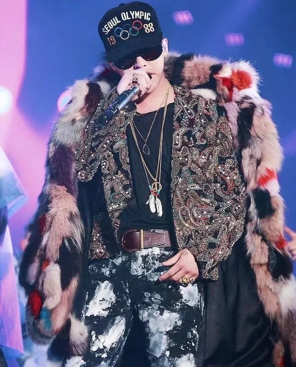 Ảnh của g-dragon có một người đàn ông mặc áo khoác lông hát thành micro