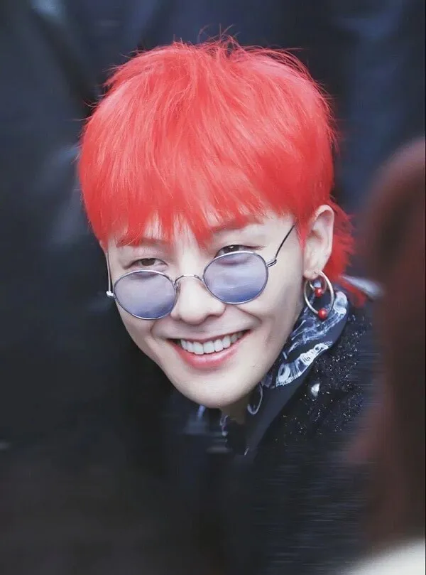 Ảnh của g-dragon có một người đàn ông mái tóc đỏ và kính mỉm cười cho máy