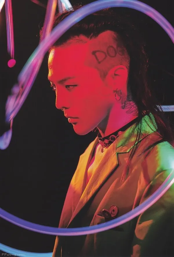 Ảnh của g-dragon đây là hình một người phụ nữ có vòng quanh cổ