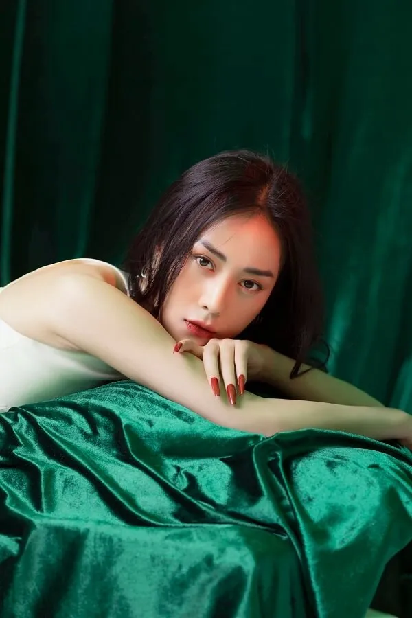 Ảnh sex diễn viên phương oanh có một người phụ nữ đang nằm trên chiếc chăn màu xanh lá cây