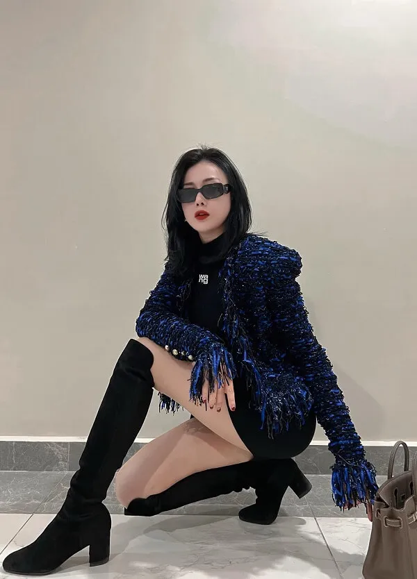 Ảnh của phương oanh có một người phụ nữ đang ngồi trên mặt đất với chiếc túi xách