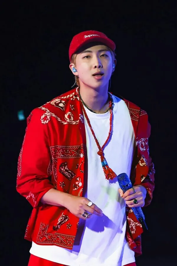 Ảnh bts dìm có một người đàn ông đang cầm micro trong tay