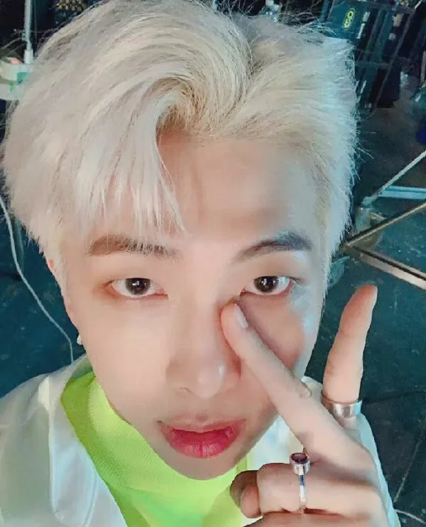 Ảnh rm bts cute có một người đàn ông với mái tóc trắng và chiếc nhẫn trên ngón tay