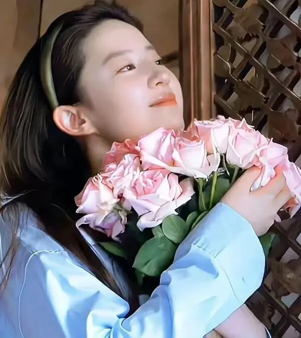 Có một người phụ nữ cầm bó hoa trong tay