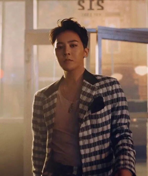 Ảnh của g-dragon đây là hình một người đàn ông đứng trước tòa nhà