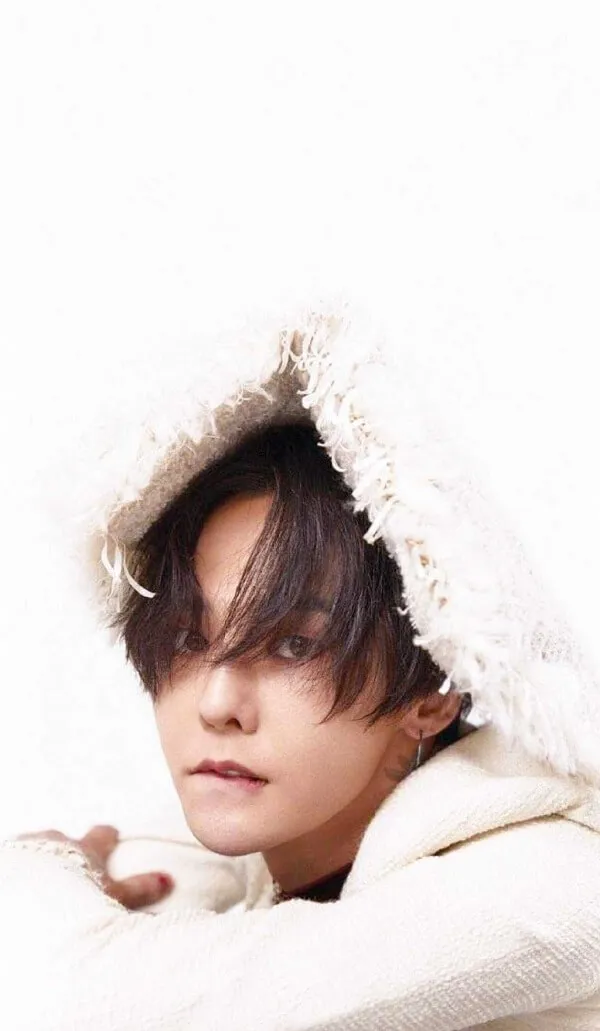 Ảnh của g-dragon đây là hình một người phụ nữ có chăn trắng trên đầu