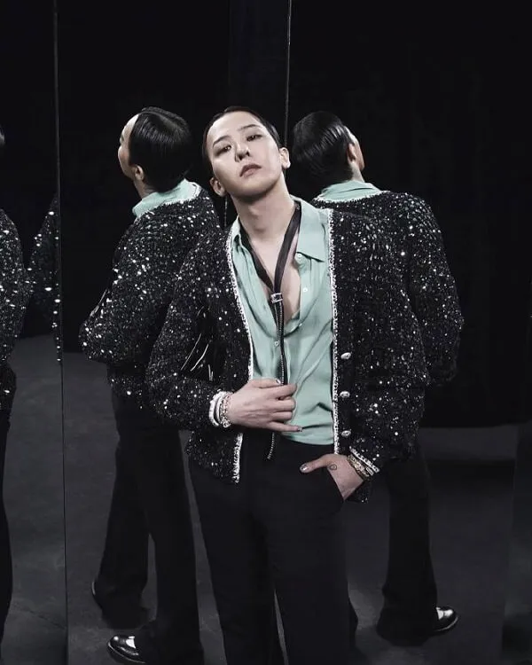 Ảnh của g-dragon có một người đàn ông đang đứng trước gương