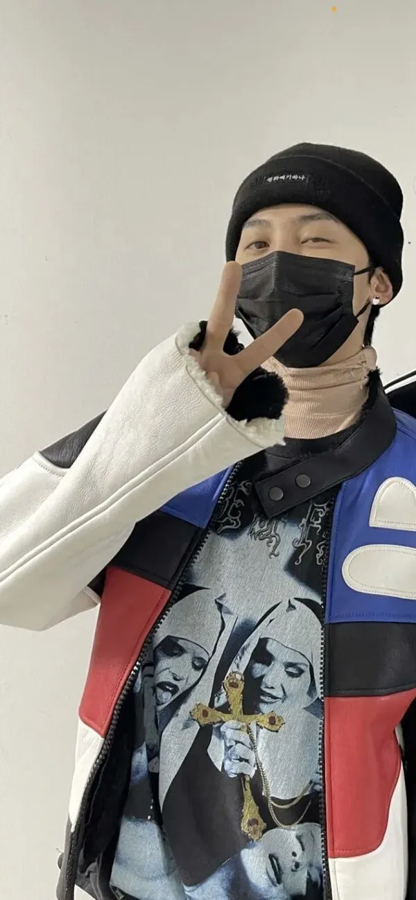 Ảnh của g-dragon có một người đàn ông đeo mặt nạ trong khi nói chuyện trên điện thoại di động