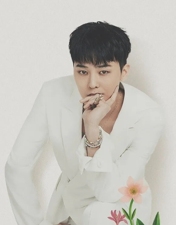 Ảnh g-dragon mới nhất có một người đàn ông mặc bộ đồ màu trắng tạo dáng cho bức tranh
