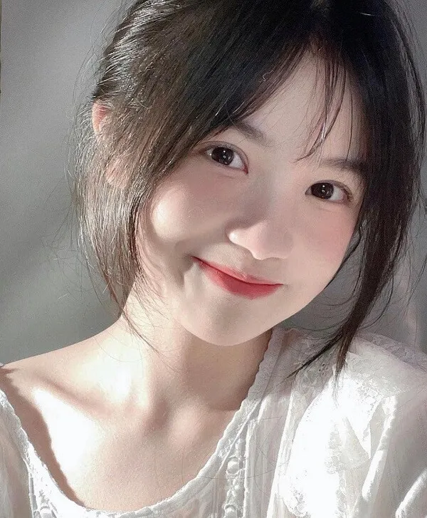 Ảnh gái xinh cute có một người phụ nữ đang mỉm cười và tạo dáng cho bức tranh