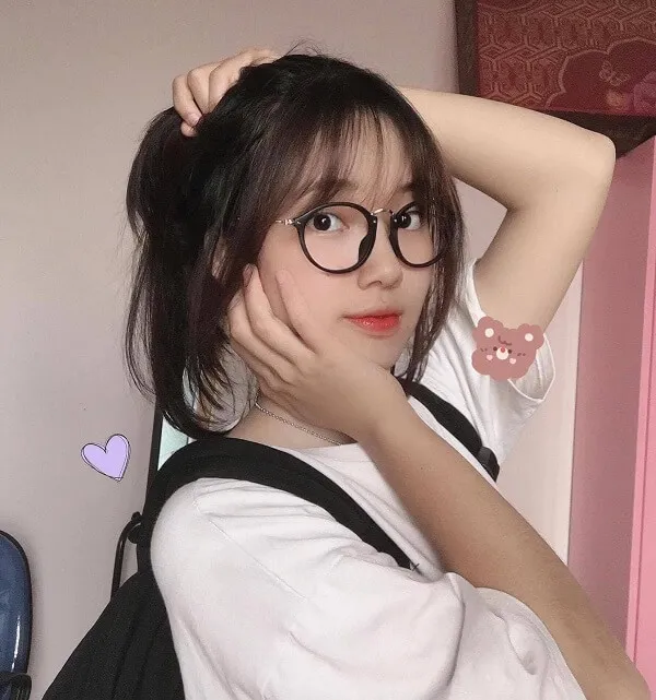 Ảnh gái xinh cute có một người phụ nữ kính và ba lô tạo dáng cho bức tranh