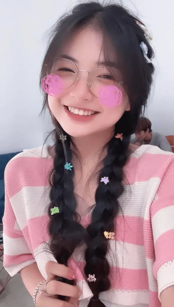 Ảnh gái xinh cute dễ thương đây là hai cô có trái tim màu hồng trên mắt và một với mái tóc đen dài