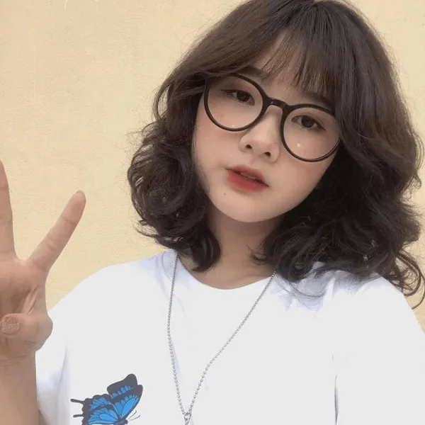 Ảnh gái xinh cute there is woman that making peace sign with her hands