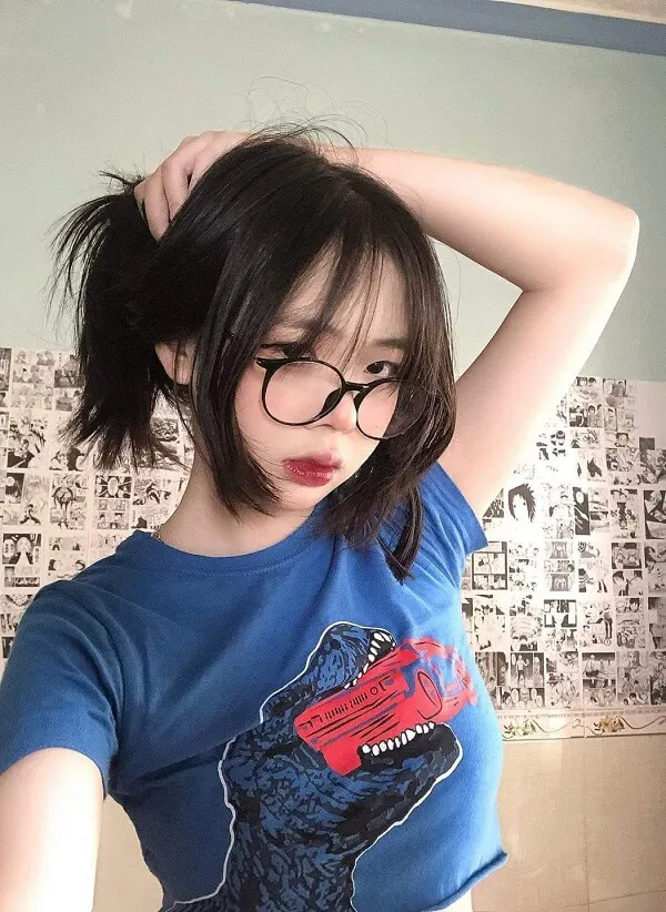 Ảnh gái xinh tóc dài đeo kính che mặt có một người phụ nữ và áo sơ mi màu xanh chụp