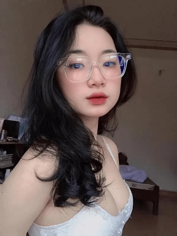Ảnh gái xinh tóc dài đeo kính che mặt người phụ nữ châu và một chiếc váy trắng tạo dáng cho bức tranh