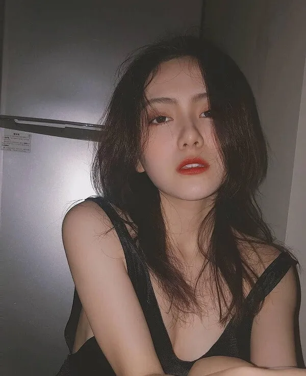 Ảnh gái xinh việt nam có một người phụ nữ ngồi trước tủ lạnh mặc váy đen