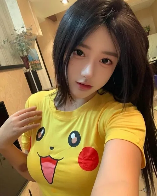 Ảnh gái xinh cute ai đó đang chụp tự sướng của một người phụ nữ mặc áo phông pikachu