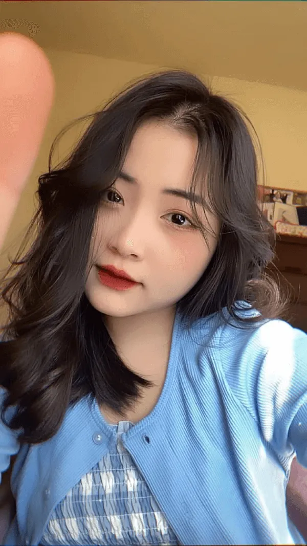 Ảnh gái xinh cute có một người phụ nữ chụp tự sướng với điện thoại di động của mình